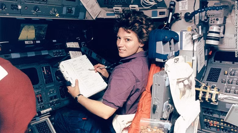 Tuy nhiên, nếu một chuyến du hành tới sao Hỏa kéo dài tới hàng năm thì lượng thuốc tránh thai cần mang theo cũng lên tới 1.100 viên. Rất may là một loại thuốc tránh thai kết hợp dành cho các nữ phi hành gia với tác dụng tránh thai lâu dài đã được ra đời có vẻ an toàn và đáng tin cậy hơn. Ít nhất loại thuốc này cũng giải quyết được vấn đề mất diện tích, bảo quản cũng như rác thải. 