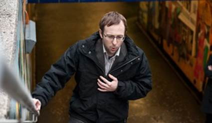 Triệu chứng khó thở là dấu hiệu cho thấy bệnh viêm phổi đã chuyển sang giai đoạn sau. Triệu chứng này cũng dễ bị nhầm lẫn với việc thiếu vận động, hen suyễn hoặc tắc nghẽn phổi mãn tính. Tuy vậy, nếu thấy mình phải thở phù phù khi leo cầu thang thì cũng nên cẩn trọng. 