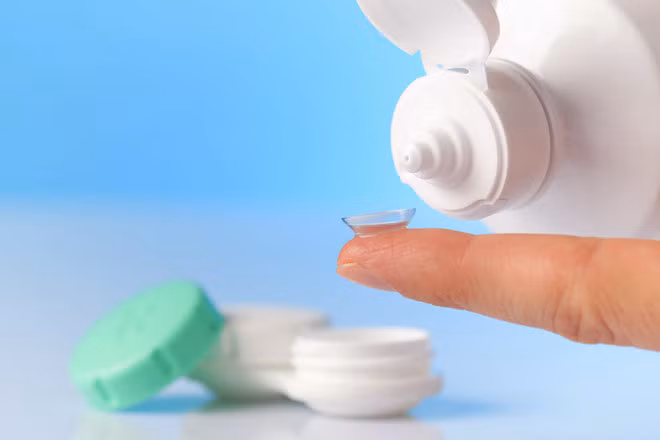 Giữ mặt và mắt sạch sẽ là điều đầu tiên cần làm để không bị viêm mắt. Trước tiên cần rửa tay sạch bằng xà phòng rồi mới dùng khăn sạch lau mắt nhẹ nhàng. Mỗi loại kính áp tròng và dung dịch ngâm kính đều có hướng dẫn vệ sinh riêng cần thực hiện để tránh viêm mắt. Cần ngâm kính áp tròng trong dung dịch tối thiểu 10 phút để làm sạch vi khuẩn và virus. 