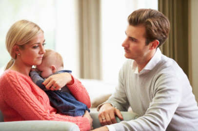 Trong hoàn cảnh bị trầm cảm sau sinh, người mà các bà mẹ có thể nương tựa vào nhiều nhất là các ông bố vì khi có sự chăm sóc của bố, nguy cơ rối loạn hành vi của trẻ bị giảm xuống rõ rệt. Ngoài ra, việc thuê người phụ giúp trông em bé hay làm việc nhà là điều rất quan trọng. 