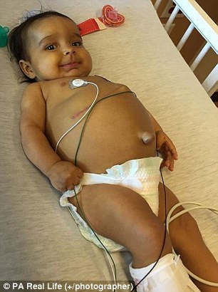 Bố của bé là Ryan Driva cho biết khi sờ vào bụng có cảm giác cứng như một tảng đá trong khi lẽ ra bụng phải mềm, thậm chí còn sờ thấy được lá gan bị cứng. Bác sĩ cho biết nếu không được cấy ghép gan trong vòng vài tháng thì bé sẽ không sống được. Lúc này bé mới chỉ 5 tháng tuổi.