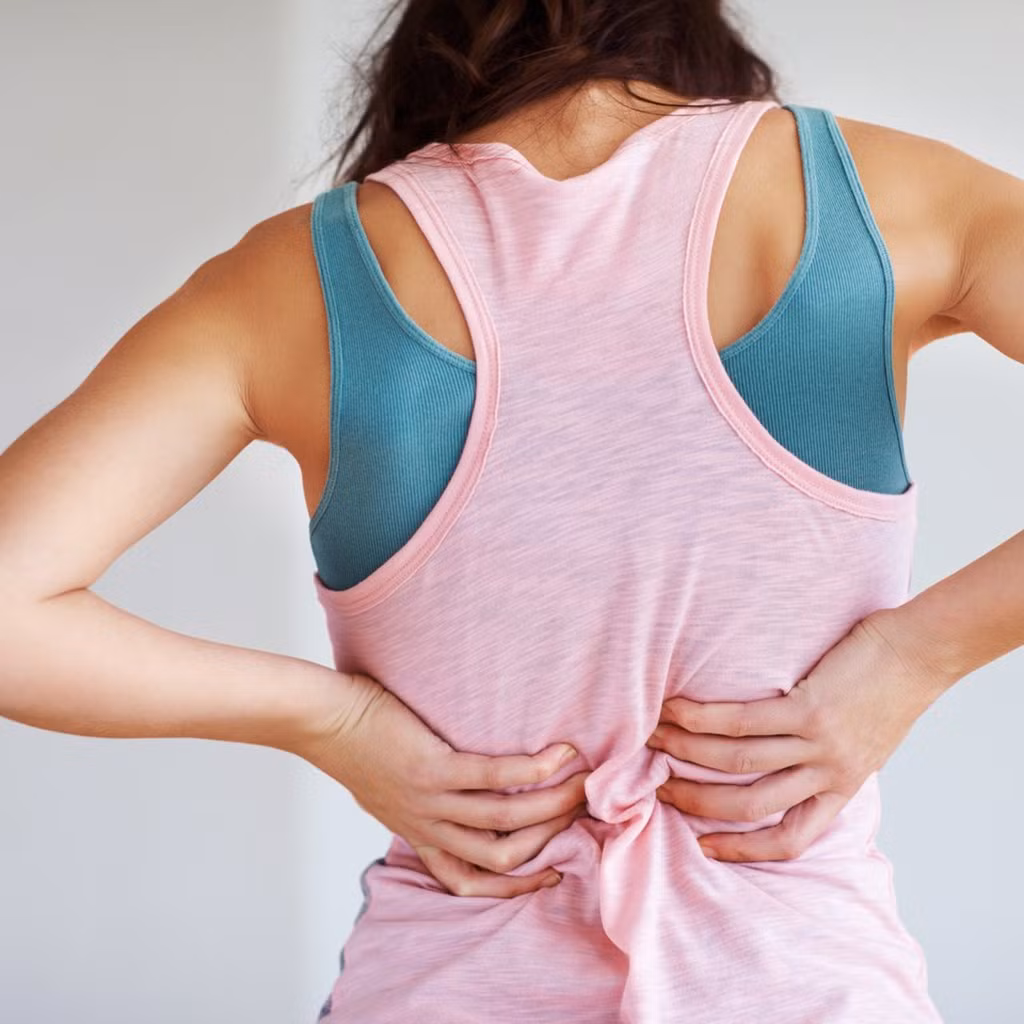 Dầu bôi ngực còn có tác dụng với những vùng cơ bị đau do vận động quá nhiều vì có tác dụng làm tăng lưu thông máu. Dùng một lượng vừa phải bôi lên xung quanh vùng bị đau là được. (Ảnh: Popsugar)