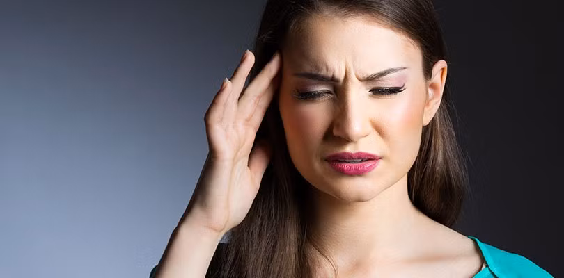 Khi bị đau đầu, nôi một lượng nhỏ dầu giữ ấm ngực lên thái dương và trán là cơn đau sẽ giảm bớt. Mùi hương bạc hà sẽ làm giảm bớt áp lực ở đầu và hiệu quả giảm sau sẽ đến ngay tức thì. (Ảnh: Today)