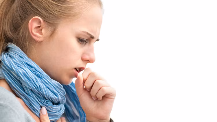 Bôi dầu giữ ấm ngực vào lòng gan bàn chân hoặc toàn bộ bàn chân cũng có tác dụng giảm ho cho cả trẻ em và người lớn. Sau khi bôi dầu xong đi tất ấm vào và đi ngủ, sáng hôm sau bệnh ho sẽ đỡ đi rất nhiều. (Ảnh: Homeveda) 