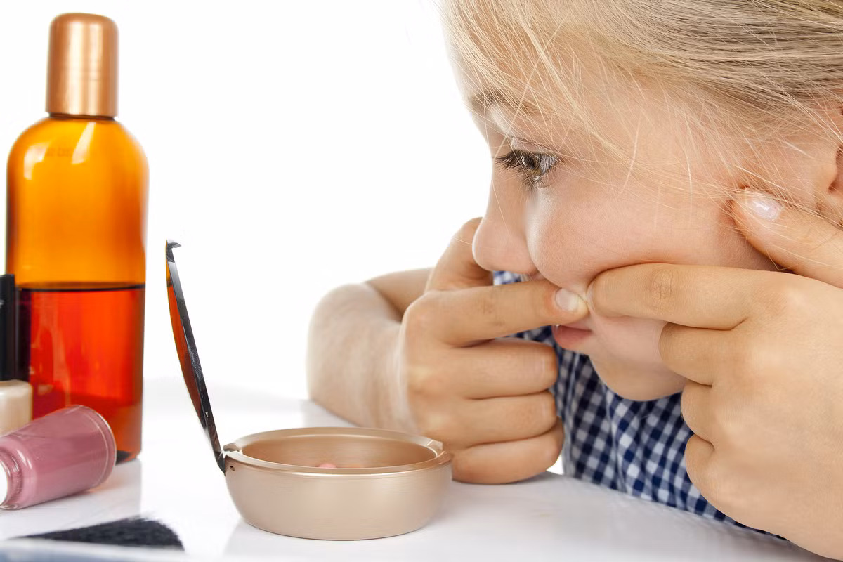 Bé gái được coi là dậy thì sớm khi có các dấu hiệu như là phát triển ngực, thay đổi ở vùng kín, bị mụn trứng cá, phát triển chiều cao quá nhanh và có kinh nguyệt trước 7-8 tuổi. Những biểu hiện dậy thì sớm ở bé trai là bộ phận sinh dục to lên, mọc lông ở nách, mu và mọc râu trên mặt, trứng cá, giọng trầm xuống…trước năm 9 tuổi. 