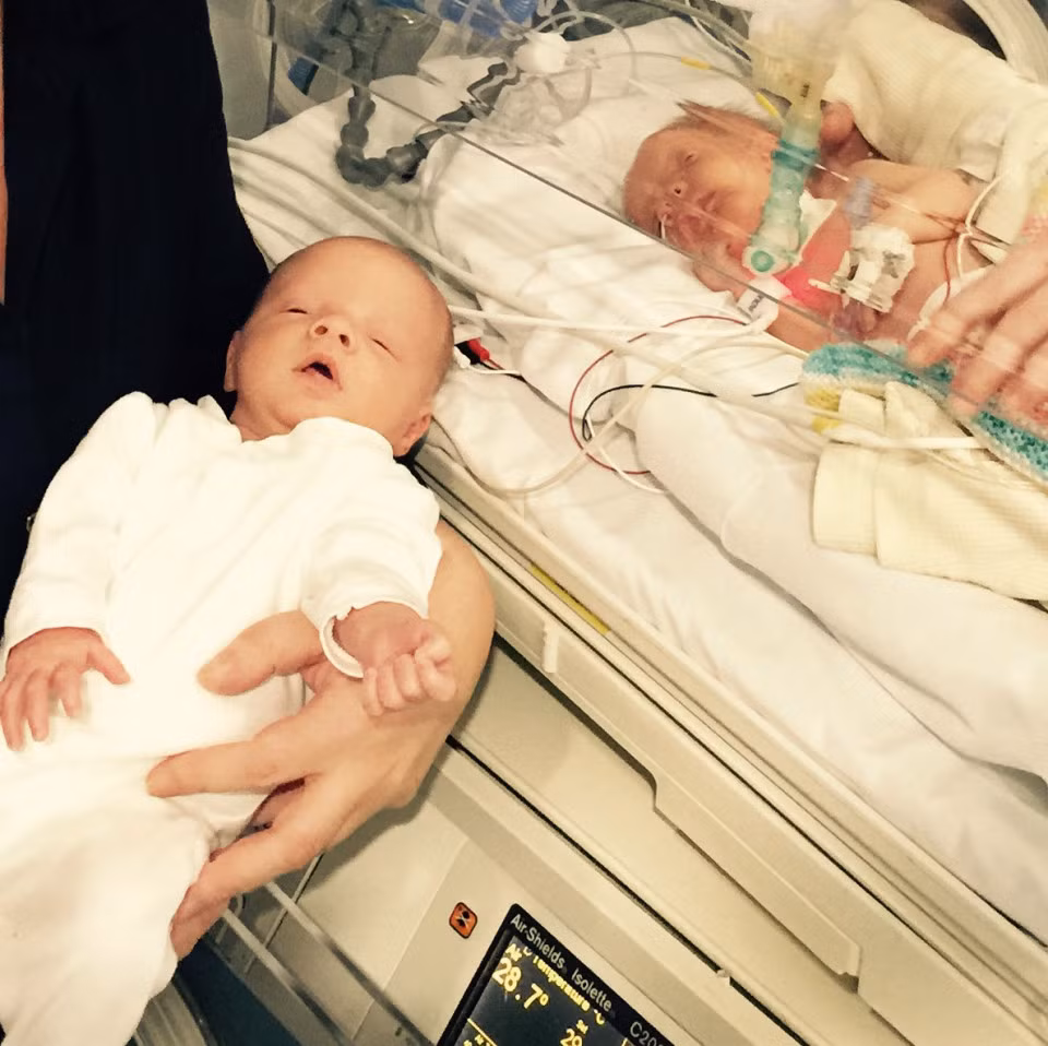 Chỉ nặng có 1,1kg và nhẹ cân hơn người anh song sinh của mình đúng 1,1kg, các bác sĩ còn phát hiện bé Annie có 2 lỗ thủng ở tim. Em bé sơ sinh này cần phải phẫu thuật 2 lần mới sống được nhưng cần lên khoảng 750g nữa mới đủ sức khỏe phẫu thuật. 