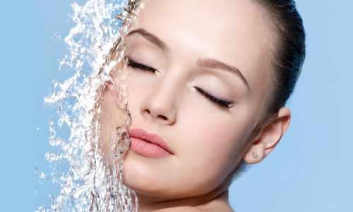 Nước lọc không phải là nước thần nhưng thiếu nước thì làn da sẽ mờ xỉn, khô và lão hóa. Uống đủ nước không chỉ cung cấp độ ẩm cho da mà còn thải ra ngoài những độc tố gây trứng cá, mụn.