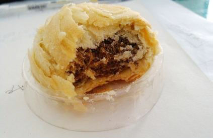 Bánh trung thu nhân thịt kho tàu xì và rau: Thịt lợn kho tàu xì là một món ăn nổi tiếng của Trung Quốc và loại bánh này hẳn dành cho những người yêu thích món ăn này. 