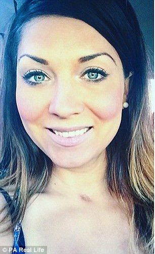 Một bà mẹ đã kể lại câu chuyện về nỗi đau bất lực vì suốt một thời gian dài không thể ôm con vì bị liệt sau sinh mặc dù con gái lúc đó mới được 20 ngày tuổi.