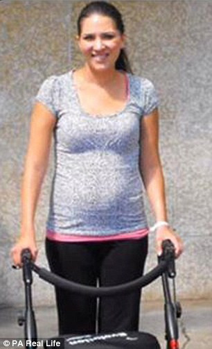 Trong vòng 6 tuần sau đó, Holly gần như bất động vì chiếc ống đặt trong cổ họng khiến cô không nói được. Mọi giao tiếp với người thân đều phải thông qua một bảng chữ cái. Con gái Casey của cô cũng được đưa đến bệnh viện hàng ngày và đặt lên ngực mẹ để Holly có thể gần gũi với con gái. 