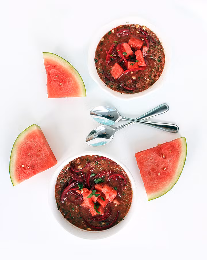 Mì củ cải đỏ và dưa hấu: Nếu bạn đang có máy bào sợi rau củ và vẫn chưa biết dùng gì cho hữu ích thì hãy thử ngay món ăn này.