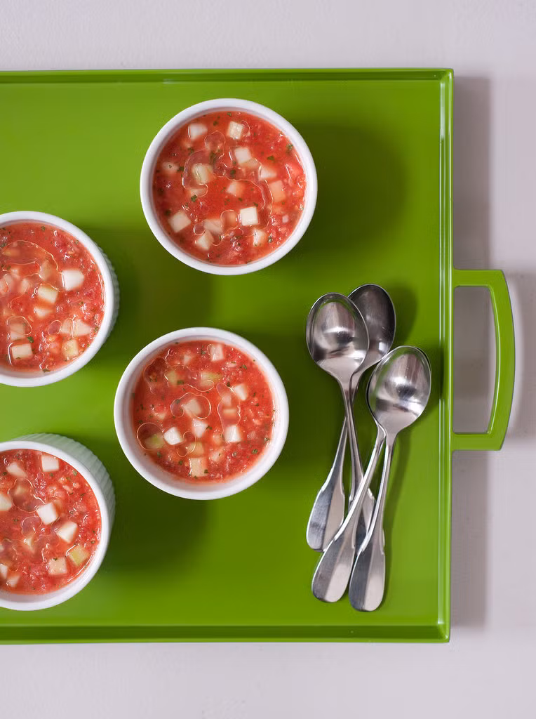 Súp lạnh Đông Nam Á này được biến tấu từ món súp lạnh gazpacho của Tây Ban Nha với nguyên liệu chính là cà chua và các gia vị như húng quế, ngò tây và gừng xay nhuyễn rồi để lạnh.