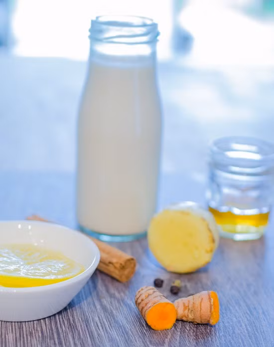 Nguyên liệu cần có: ½ thìa gừng, 1 thìa bột nghệ, 1 thìa bột quế, ½ cốc sữa, 1 thìa mật ong. Trộn đều tất cả các nguyên liệu rồi cho vào nồi nấu đến khi sôi, vừa nấu vừa khuấy đều. Để nguội rồi uống. Công thức của nước uống chữa bệnh này tuy rất đơn giản nhưng lại rất hiệu quả với nhiều triệu chứng bệnh. 