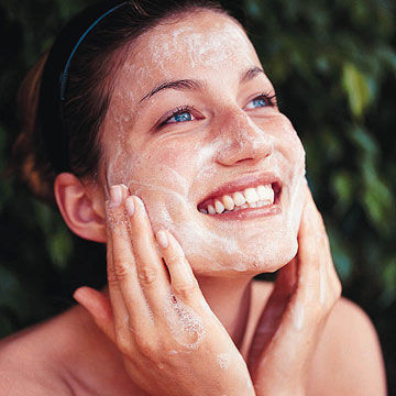 Nổi mụn: Mọc trứng cá trong thai kỳ xuất phát từ hormone. Các loại sữa rửa mặt trị trứng cá tương đối an toàn vì thời gian tiếp xúc với da mặt không lâu nhưng nếu bôi thuốc trị trứng cá thì nên hỏi ý kiến bác sĩ. Chỉ nên dùng kem trị trứng cá cục bộ và chỉ bôi vào vùng bị mụn thay vì bôi hết lên mặt. Những sản phẩm có chứa salycilic axit, benzoyl peroxide và azelaic axit vẫn an toàn nếu chỉ dùng một lượng nhỏ, tuyệt đối không dùng thuốc có chứa Retin-A.