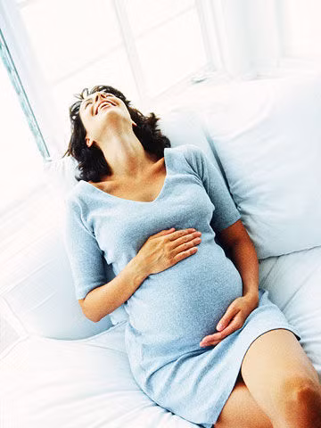 Són tiểu là một hiện tượng thai nghén bình thường. Lý do là vì thai nhi càng lớn thì áp lực của tử cung càng lớn. Nếu không muốn gặp phải tình huống đáng xấu hổ này, bạn có thể dùng băng vệ sinh hàng ngày để tránh bị ướt đồng thời đi vệ sinh khoảng 2 tiếng 1 lần kể cả khi không có nhu cầu. 