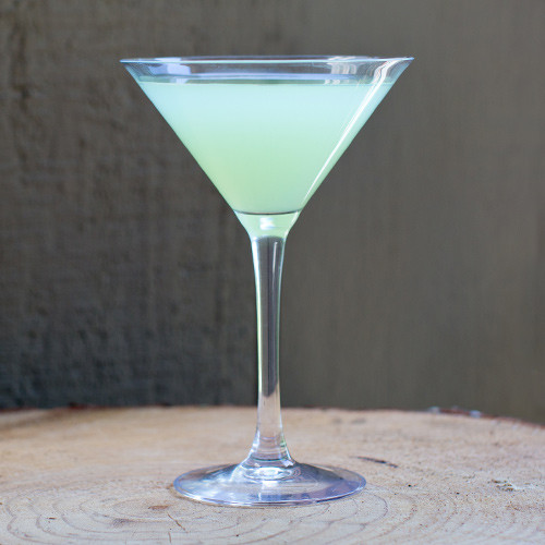 Cocktail Grasshoper: Nếu bạn cần một đồ uống ít cồn dùng sau bữa tối để giữ tỉnh táo thì Grasshoper chính là câu trả lời. Chỉ cần hai loại rượu bạc hà xanh và trắng cộng với kem tươi heavy cream là bạn đã có ngay một ly cocktail vừa sánh vừa cay cay vị bạc hà. 