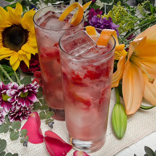 Cocktail Mother’s Blush: Với tên gọi điệu đà “đôi má của mẹ” và chỉ gồm hai nguyên liệu là dâu tươi và vang sủi, thứ đồ uống này có vị ngọt và tinh tế khiến bạn nhớ ngay đến những gì mềm mại và thân quen nhất. Đây loại đồ uống rất thích hợp để uống ngoài trời cùng bạn bè mà không sợ say. 