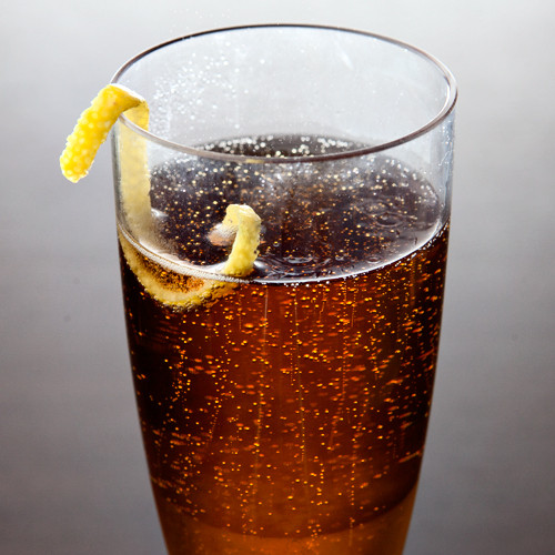 Cocktail Dubonet và sâm panh: Chỉ nghe tên cũng biết thành phần của ly cocktail không rượu mạnh này gồm những gì. Đây là loại đồ uống quá dễ làm, thậm chí còn có thể pha luôn từ trong chai để thưởng thức trong tích tắc.