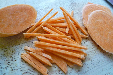 Khoai tây thái hoặc bào sợi rồi bóp cùng một ít muối cho mềm rồi rửa sạch để ráo. Dùng một chiếc khăn mỏng cho khoai tây vào giữa rồi vắt khô cho hết nước. 