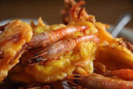 Pha nước chấm chua ngọt gồm đường, nước sôi, nước mắm, dấm, tỏi, ớt, cà rốt thái sợi. 