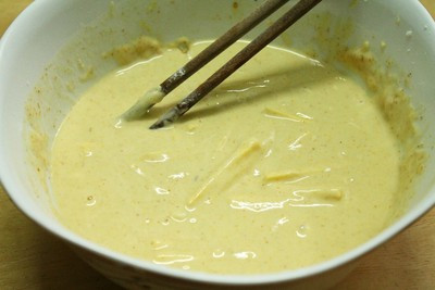 Bột để rán bánh tôm gồm có bột mì, hạt tiêu, trứng, hành lá thái nhỏ và một chút nước mắm cho dậy mùi. 