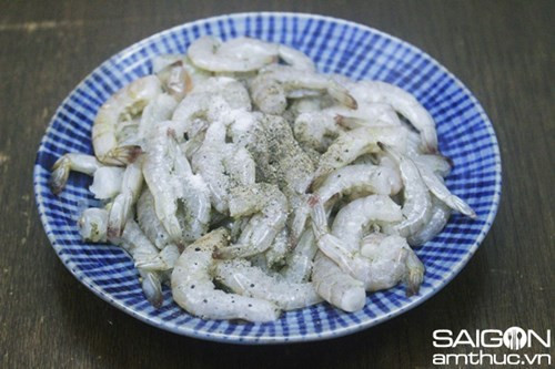 Tôm chọn con vừa, bóc vỏ chỉ lấy phần đuôi rồi để nguyên hoặc ướp một chút gia vị cho đậm. 