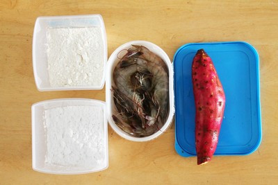 Để làm bánh tôm khoai lang cần các nguyên liệu sau: tôm, khoai lang, bột mì, trứng, hành lá, hạt tiêu, đường tỏi ớt… 