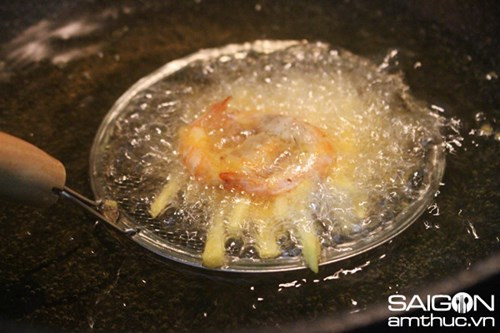 Bánh tôm rán đến khi vàng đều hai mặt và giòn thì vớt ra, để cho ráo dầu. 