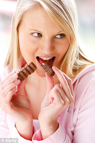 Để duy trì lượng dopamine ổn định cũng như một tâm trạng tốt, hãy ăn củ cải đỏ, đậu nành Nhật Bản, hạt hạnh nhân, trứng, thịt và ngũ cốc. Nhưng nếu thực sự cần thay đổi tâm trạng thật nhanh, hãy ăn ngay socola để tăng lượng dopamine vì socola có chứa anandamide – một phân tử chất béo giống như hoạt chất có trong cần sa. 