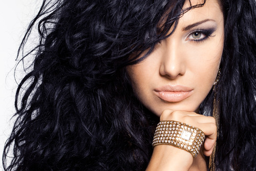 Những người có màu tóc đen quá đậm cần trang điểm sao cho giảm bớt sắc đậm bằng cách tạo một la da trắng. Hoặc có thể dùng kem dưỡng có màu bôi lên toàn bộ gương mặt rồi dùng một chút bronzer lên chỗ hõm trên gò má. Đối với phấn má, dùng một chút màu hồng kem rồi lấy tay tán lên xương gò má sao cho thật tự nhiên. 