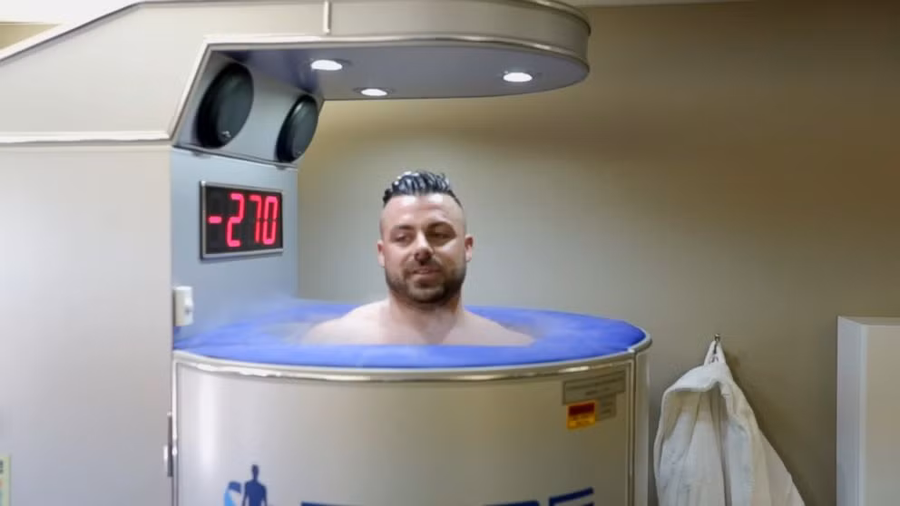 Tại Anh, bất cứ ai sẵn sàng chi trả số tiền gần 3 triệu đồng đều có thể thử liệu pháp làm lạnh này để chữa bệnh. Sau khi được mời dùng một đồ uống nóng, khách hàng sẽ được chào đón trong một căn phòng lạnh tới -90 độ C. 