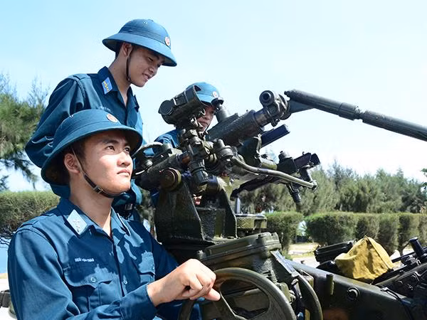 Huấn luyện cùng đồng đội.