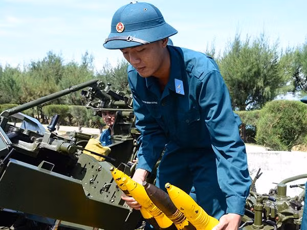 Kíp chiến đấu huấn luyện bắt mục tiêu.