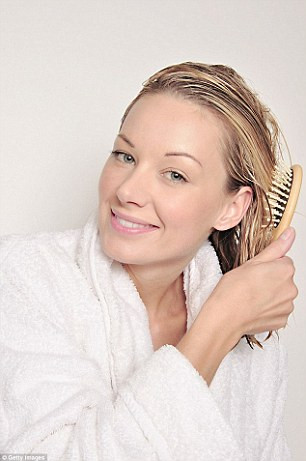 Đánh rối tóc bằng lược tròn: Bạn muốn đánh rối để kiểu tóc bồng như Brigitte Bardot nhưng điều này rất có hại cho tóc, nhất là khi không sử dụng đúng loại lược và đúng kỹ thuật. Lúc này nên dùng loại nước có đuôi hoặc lược chuyên để đánh rối. Cách thực hiện đúng là: Đầu tiên, xịt một ít dầu gội khô lên chân tóc, sau đó đánh rối từ ½ chiều dài tóc. Cho đến khi tóc bồng vừa đủ thì dùng keo xịt tóc xịt lên. (Ảnh: Glamour)