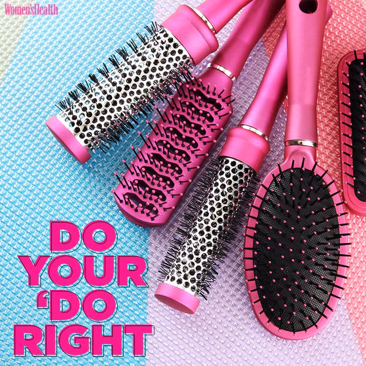 Chải tóc sai chiều: Hầu hết phụ nữ đều chải tóc từ chân đến ngọn tóc trên tóc khô, điều này vô tình làm tóc bị hư hại không đáng. Cách chải đúng là bắt đầu từ đoạn giữa của tóc – tức cách ngọn tóc khoảng 7-10cm – rồi chải xuống ngọn tóc. Sau đó đưa lược cao dần lên, chỉ nên chải từ chân tóc đến ngọn tóc sau khi tóc đã được gỡ rối. (Ảnh: Womenshealth) 