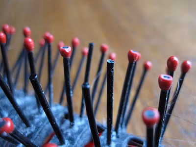 Chọn sai lược chải đầu: Rất nhiều phụ nữ dùng lược bằng kim loại hình tròn để chải tóc nhưng loại lược này chỉ dùng cho tóc đã khô. Nếu dùng loại lược này để gỡ tóc rối thì tóc sẽ bị gãy đứt. Kể cả những loại lược bàn chải mà đầu răng lược hình tròn cũng không nên dùng vì sợi tóc có thể bị kẹt vào đầu răng lược và đứt. (Ảnh: Style)