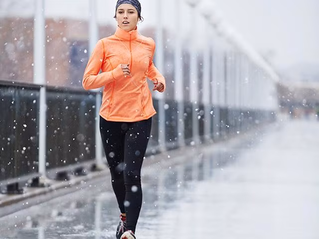 Chọn quần áo phù hợp: Đối với chạy bộ, không có thời điểm nào mà chuyện quần áo lại quan trọng như trong mùa đông. Nên chọn những loại quần áo ít thấm nước vì trong mùa đông, vải thấm nước sẽ chuyển lạnh rất nhanh gây cảm lạnh. 