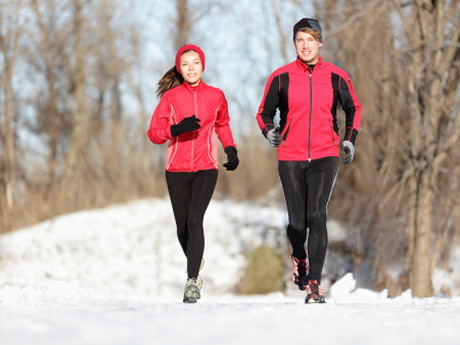 Chạy cùng người khác: Mặc dù chạy bộ mùa đông một mình thì rất sung sướng nhưng chạy bộ cùng một người bạn hoặc một nhóm người không chỉ là một cách thử thách bản thân mà còn khiến bạn trở nên kiên trì hơn. Ngoài ra thời tiết lạnh mùa đông có thể ảnh hưởng bất ngờ đến sức khỏe thì chạy cùng một người khác sẽ an toàn hơn so với chạy một mình.