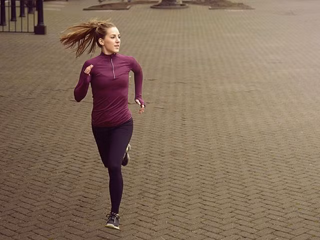 Nếu trong nhà không có đủ không gian thì chỉ cần thực hiện động tác chạy tại chỗ hoặc vươn người giãn cơ. Điều này rất quan trọng vì trong thời tiết lạnh thì các mao mạch khó giãn ra và các hoạt dịch làm giảm ma sát ở các khớp nối đặc hơn bình thường. Vì vậy khởi động kỹ cũng là cách để chạy bộ hiệu quả hơn. 