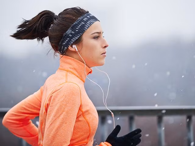 Không quên khởi động: Đối với hầu hết mọi người, việc phải rời bỏ chiếc giường ấm áp để lao ra đường trong cái lạnh là việc hoàn toàn không dễ chút nào. Một trong những cách để khắc phục điều này là mặc nhiều lớp quần áo, khi nóng thì cởi ra buộc quanh bụng. Nhưng cách tốt nhất để vượt qua rào cản thời tiết là khởi động trong nhà trước khi chạy ra ngoài trời lạnh.