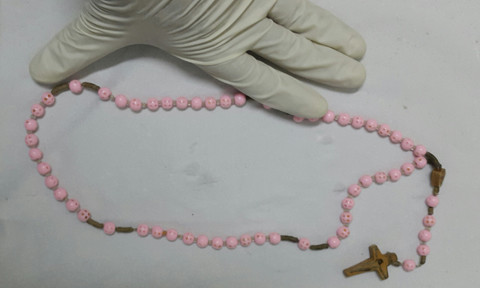 Phat hien chuoi hat gan 1m trong thuc quan cu ba 73 tuoi