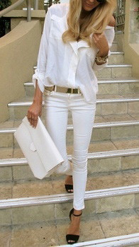 Chọn cách kết hợp white-on-white kèm theo phụ kiện là một chiếc thắt lưng màu vàng kim loại để trông vừa cổ điển vửa rất "jean".