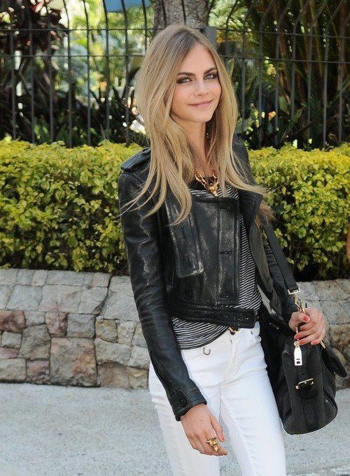 Làm bộ trang phục gai góc hơn một chút khi kết hợp với áo da.