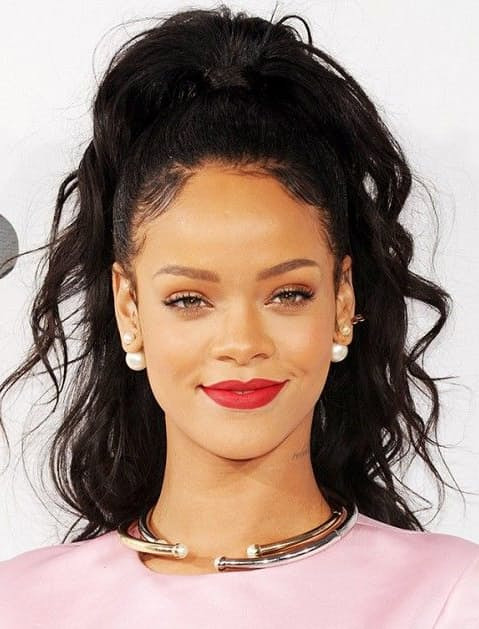 Thứ 6: Hãy tận dụng lớp dầu có trên tóc lúc này để tạo thành kiểu tóc đuôi ngựa bằng cách dùng lược chải tóc cho hết rối để dầu tóc được phân bố đều rồi dùng chun buộc cao lên. Cuối cùng dùng dầu làm mượt để các sợi tóc rối được ngoan ngoãn nằm xuống. 