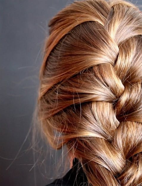 Thứ 4: Đã đến lúc cần thay đổi kiểu tóc không nên để tóc xõa. Chia tóc thành từng bím hơi rối rồi tết lại. Kiểu tóc này rất phù hợp với mái tóc đã hơi bẩn một chút. 