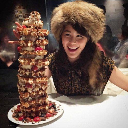 Cũng là một món bánh tháp khác. Món tráng miệng "khủng" này dành cho những người không sợ sâu răng vì số lượng bánh waffle trong món ăn này rất nhiều, giữa mỗi lớp waffle lại có kem lạnh và hoa quả tươi. 