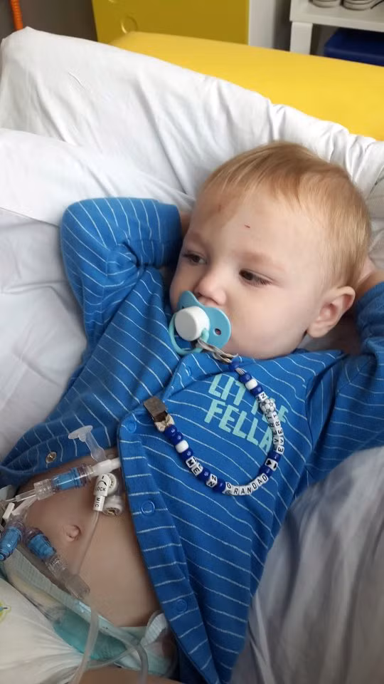 Em bé này có lẽ là người duy nhất trên thế giới đang mắc phải một căn bệnh bí ẩn khiến bé không thể ăn hay uống bất kỳ thứ gì, kể cả nước. 