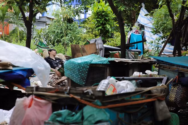 Người dân vẫn sống chung với muỗi, rác thải, mùi hôi thối xuất phát từ kênh rạch.