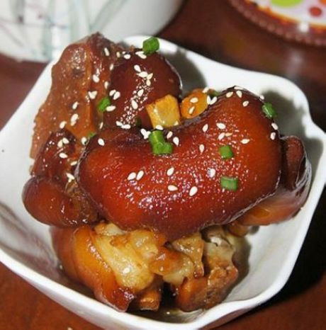 Đun sôi 1 nồi nước rồi thả vào 2 lát gừng dày cùng với muối, tiếp đến cho chân giò vào luộc. Đậy vung và để sôi nhỏ lửa trong khoảng 90 phút. 