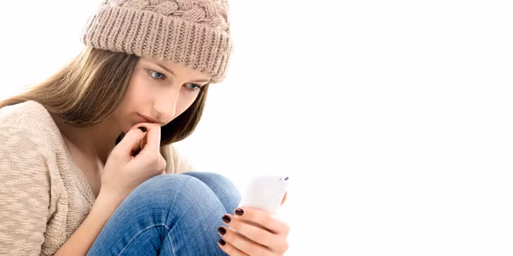 Những tin nhắn vào tối muộn chỉ để hỏi han xem bạn có chuyện gì không hay bạn về chưa hoặc thấm chí rủ đi chơi vào lúc 2 giờ sáng sẽ không bao giờ đến từ người đàn ông thực sự hứng thú với bạn mà chắc chắn anh ta muốn đến với bạn chỉ vì tình dục. Nếu không phải là thứ bạn tìm kiếm thì hãy im lặng. Tự động anh ta sẽ hiểu được rằng cần phải nhắn tin cho bạn vào khung giờ nào. 